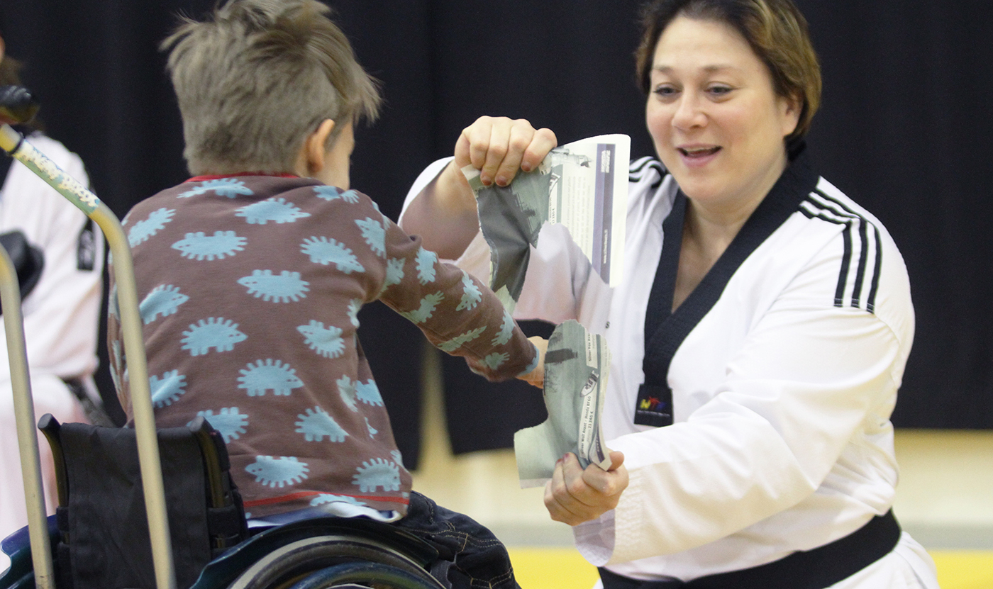 Tea Runnakko valmentamassa soveltavaa taekwondoa.